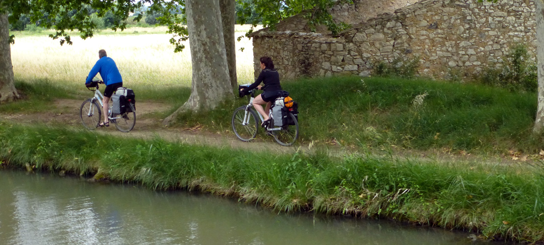 Cyclistes le long du canal