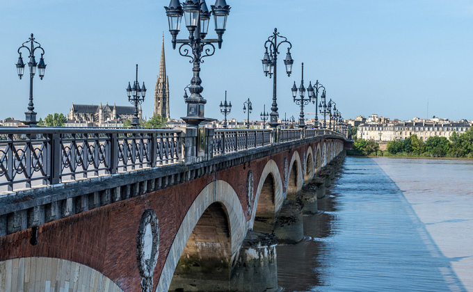 Pont sur la Garonne à Bordeaux